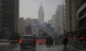 Chuvas em São Paulo deixam feridos e suspendem operação de montadora