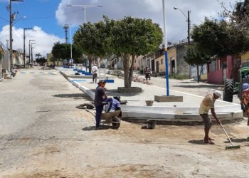 Na Cidade de Arara Equipe da Secretaria de Obras e serviços realiza limpeza do novo calçadão da Gama Rosa
