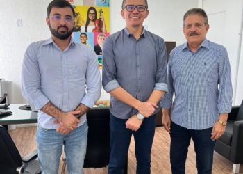 Deputado Tião Gomes e lideranças representativas de Solânea se reúnem com secretário de educação da Paraíba.