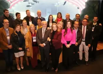 Deputado Tião Gomes comemora eleição de Maria Helena Toscano como secretária geral da Associação Brasileira das Escolas do Legislativo