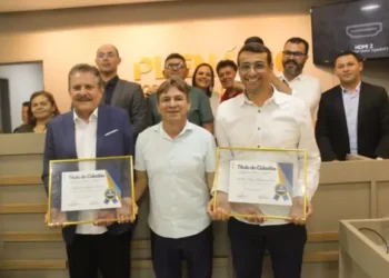 Deputados Tião Gomes e Chió são homenageados com títulos de Cidadãos Casserenguenses em solenidade na Câmara Municipal