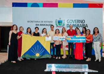 Prefeito de Bananeiras, Matheus Bezerra recebe o Prêmio de Município referência em aprendizagem