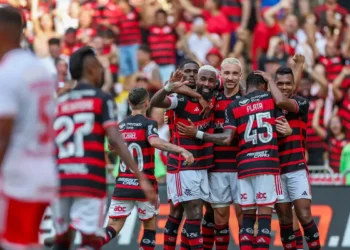 Flamengo vence e tira Inter da briga pelo título brasileiro