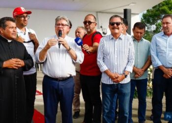 Deputado Tião Gomes participa da entrega de reforma no Santuário Santa Fé e da autorização para cobertura do anfiteatro durante visita do governador em Solânea