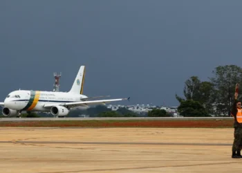 Avião presidencial arremete ao tentar pousar em Sorocaba