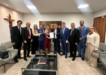 João recebe indicação de Alanna ao TCE e confirma participação na escolha do próximo nome