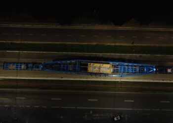 Carreta que transporta transformador gigante tem comprimento equivalente a prédio de 40 andares