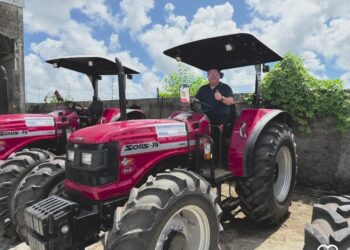 Ex-vereador Flávio Evaristo entrega trator para comunidade rural de Solânea