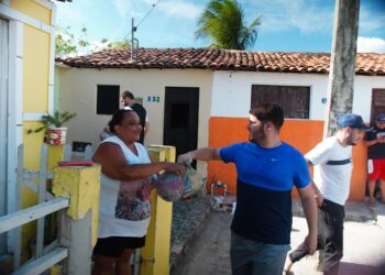 Prefeito Amarildo Carvalho realiza entrega tradicional do peixe da semana santa em todas as residências do município de Arara