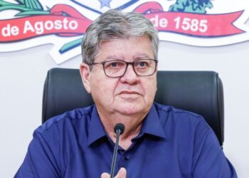João Azevêdo anuncia pagamento da primeira parcela do 13º e salários de maio e junho dos servidores, somando mais de R$ 2,11 bilhões