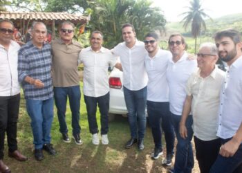 Deputado Tião Gomes acompanha governador João Azevêdo em visita à obra da PB-087, o Caminho dos Engenhos