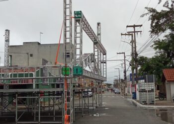 Montagem de Palco para Festa do Padroeiro Santo Antônio em Solânea Causa Trânsito e Prejuízo ao Comércio Local