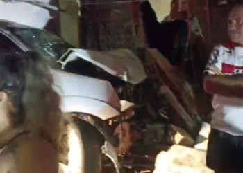 Carro atinge família em moto e colide contra casa em Bananeiras; uma pessoa morre e deixa feridos