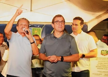 Deputado Tião Gomes prestigia reinauguração da Praça Pedro Gondim em Arara ao lado de lideranças estaduais e municipais