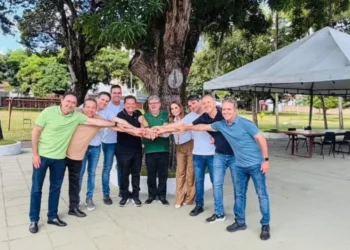 Adriano Galdino renuncia pré-candidatura ao governo e anuncia apoio a Lucas Ribeiro