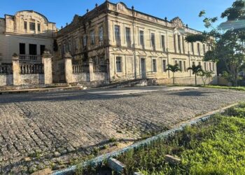 Tião Gomes articula junto ao Governo do Estado recuperação de colégio centenário ameaçado de desabamento em Bananeiras